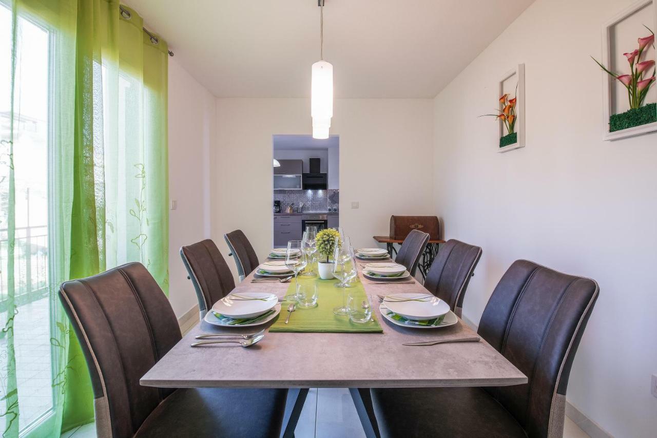 Family Apartment Ingrid พูลา ภายนอก รูปภาพ
