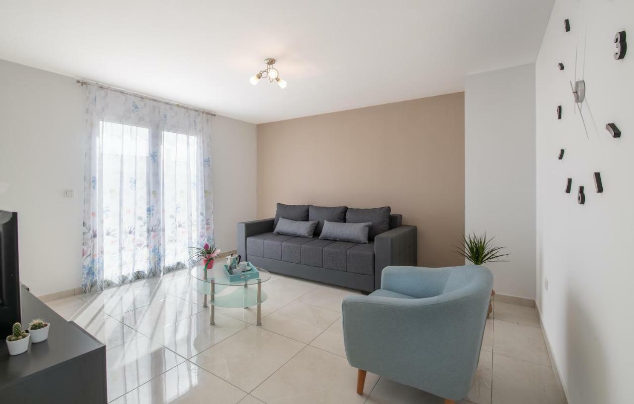 Family Apartment Ingrid พูลา ภายนอก รูปภาพ