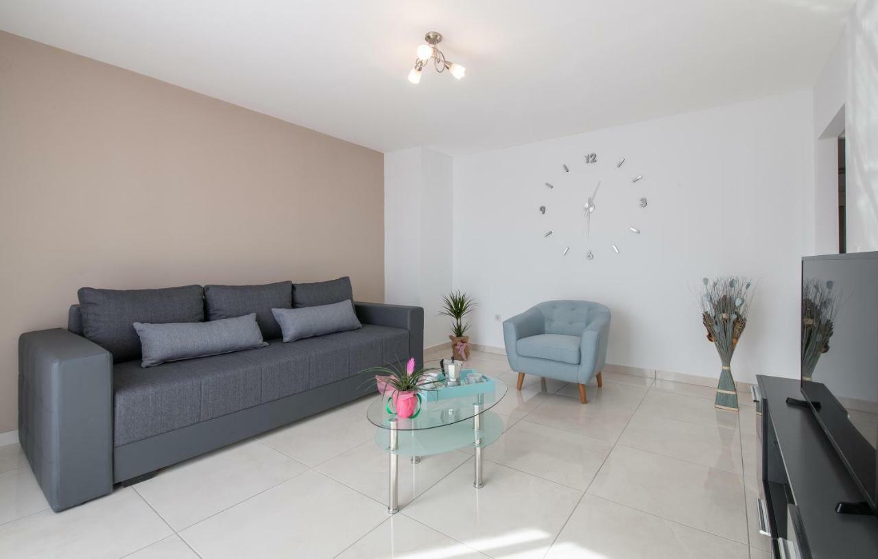 Family Apartment Ingrid พูลา ภายนอก รูปภาพ